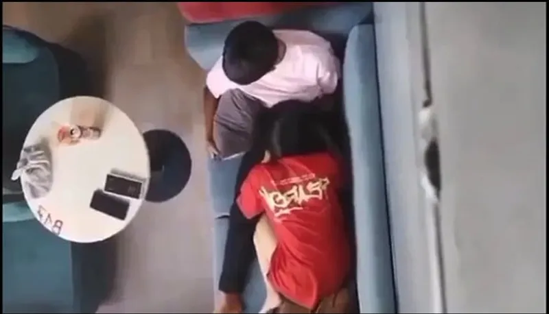 Quay lén bồ bú bú cho người tình nơi công cộng